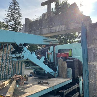 CAMION PRECASE POSE CAVEAUX PORTIQUE PLIÉ